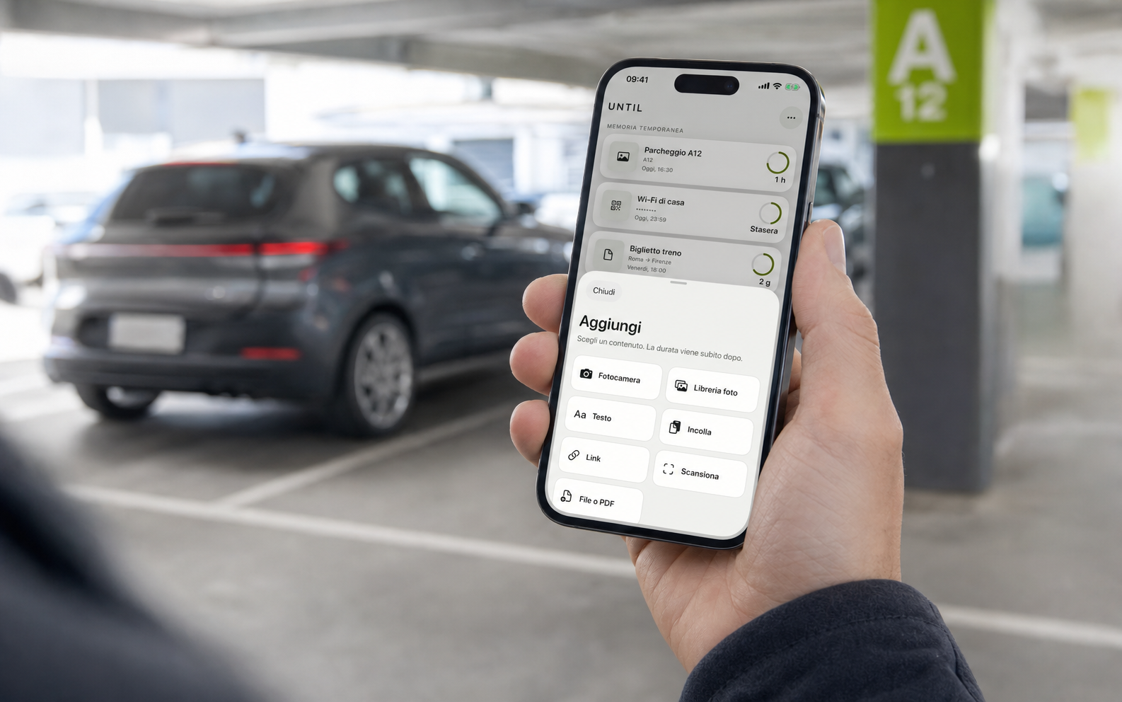 Una persona usa UNTIL su iPhone per salvare rapidamente la posizione dell’auto in un parcheggio.